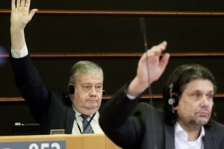 L'eurodéputé socialiste Marc Tarabella (à g., derrière) a été écroué en lien avec l'affaire du Qatargate.